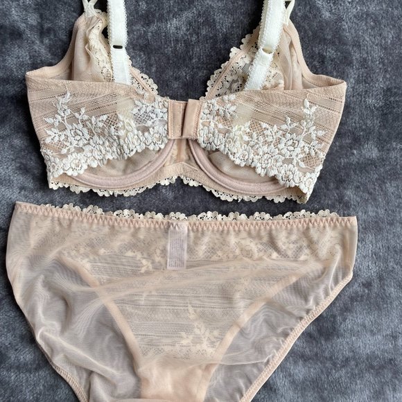 Never worn. Wacoal embrace lace chemise, bra and briefs set size 10 / small - Picture 11 of 13